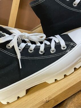 NWOT /Vespa’ Classic Hi- Top Canvas Court sneakers/ Chunky outsoles / Size 9M